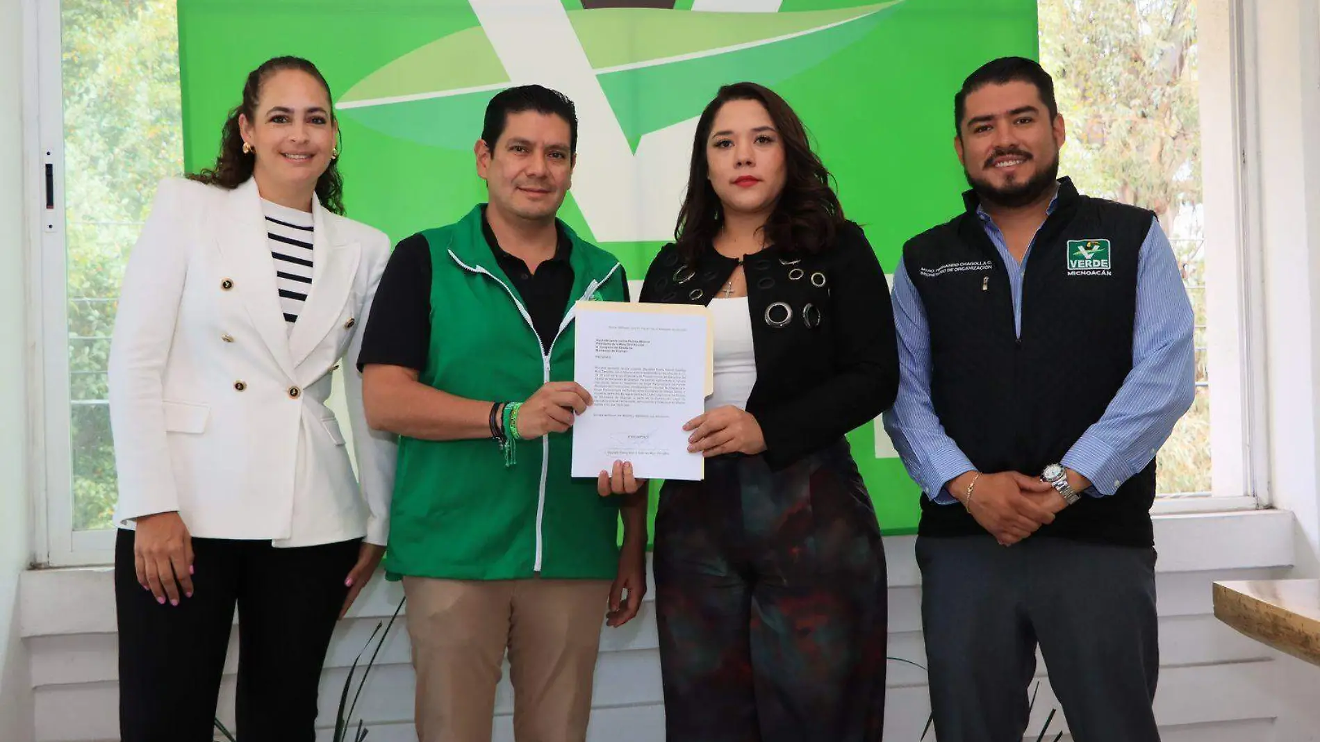 Xóchitl Ruiz con militantes del Partido Verde